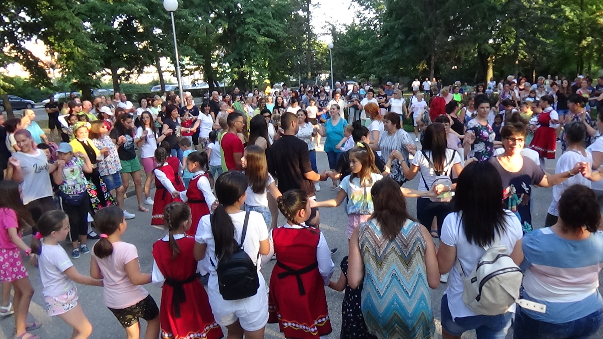 Празнична хоротека с Клуб „Болярско хоро“, гост-изпълнител Росица Пейчева - Парк „Дружба“